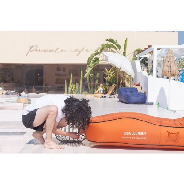 Hovedbilde Giga oppblåsbar lounge for inne eller utebruk. Med powerbank